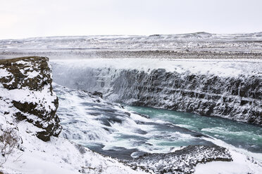 Idyllischer Blick auf den Gullfoss-Wasserfall im Winter - CAVF54917