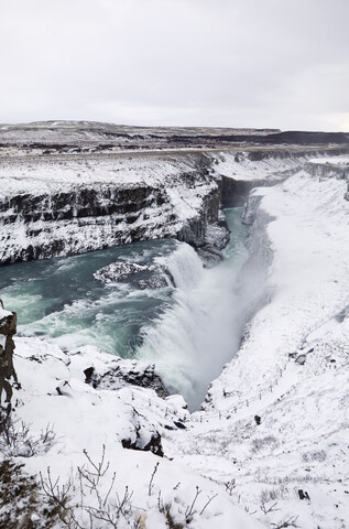 Blick auf den Gullfoss-Wasserfall im Winter aus einem hohen Winkel, lizenzfreies Stockfoto