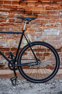 Detail eines maßgeschneiderten Pendler-Fixie-Fahrrads an einer Backsteinmauer - VPIF01083