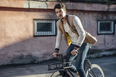 Young man riding commuter fixie bike in the city - VPIF01092