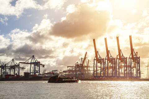 Deutschland, Hamburg, Kräne im Hafen, lizenzfreies Stockfoto