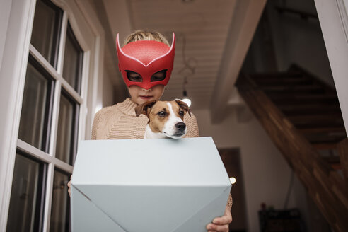 Junge mit Superheldenmaske und Jack Russel Terrier in - KMKF00655