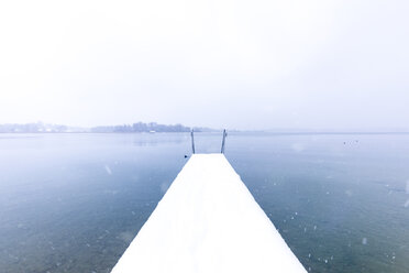 Schneebedeckter Steg am Chiemsee, Bayern, Deutschland - MMAF00701