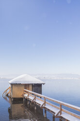 Schneebedeckter Steg und Bootshaus am Kochelsee, Bayern, Deutschland - MMAF00702