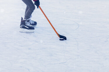 Person spielt Eishockey auf dem zugefrorenen Nymphenburger Kanal, München, Deutschland - MMAF00703