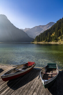 Österreich, Tirol, Allgäuer Alpen, Tannheimer Berge, Blick auf Boote auf dem Vilsalpsee - STSF01805