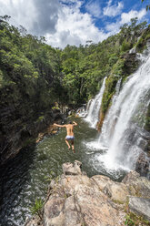 Mann springt von einem Wasserfall, Chapada dos Veadeiros, Goias, Brasilien - AURF07715