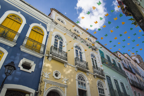 Mit bunten Fahnen geschmückte Straße in Salvador zwischen Gebäuden, Salvador, Bahia, Brasilien - AURF07728