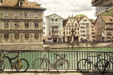 Stadtbild mit Wohnhäusern, Fluss und Fahrrädern, Zürich, Schweiz - AURF07747