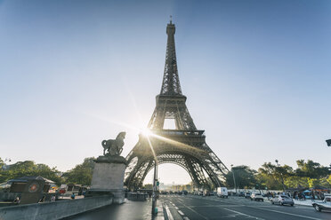 Eiffelturm gegen klaren Himmel, Paris, Frankreich - AURF07756