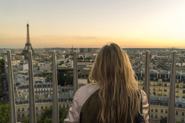 Frau betrachtet Blick auf Paris vom Triumphbogen aus, Frankreich - AURF07757