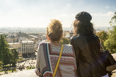 Zwei Touristinnen betrachten die Aussicht auf Paris von der Basilique Du Sacre Coeur, Montmartre, Paris, Frankreich - AURF07760