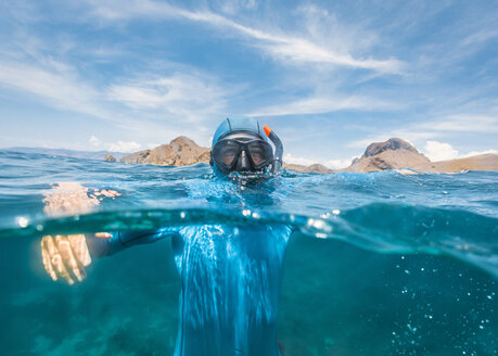 Freitaucher im Wasser, Komodo, Nusa Tenggara Timur, Indonesien - AURF07772