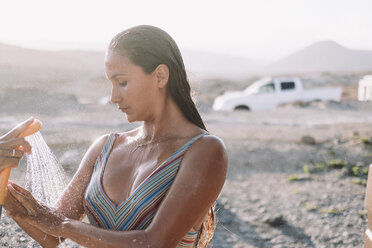 Frau duscht im Freien, Teneriffa, Kanarische Inseln, Spanien - AURF07778