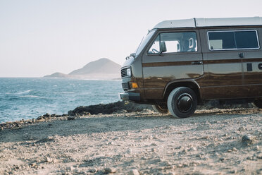 Oldtimer-Wohnmobil am Meer geparkt, Teneriffa, Kanarische Inseln, Spanien - AURF07786