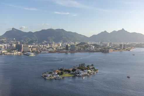 Insel mit Küstenstadt im Hintergrund, Rio de Janeiro, Rio de Janeiro, Brasilien - AURF07794