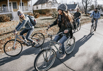 Eine Gruppe von Freunden radelt im Herbst durch ein Dorf, Portland, Maine, USA - AURF07795