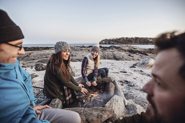 Freunde entspannen sich am Lagerfeuer, Portland, Maine, USA - AURF07803