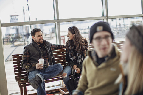 Freunde warten am Fährterminal, Portland, Maine, USA, lizenzfreies Stockfoto