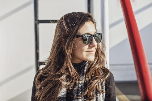 Porträt einer jungen Frau mit Sonnenbrille auf einer Fähre, Peaks Island, Maine, USA - AURF07806