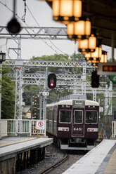 Zug beim Verlassen des Bahnhofs, Arashiyama, Kyoto, Japan - AURF07825