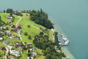 Landschaft mit Bauernhäusern und Schiffsanleger in Stansstad, Schweiz - AURF07835