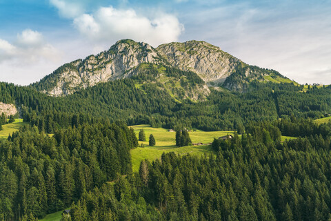 Landschaft mit Bergen, Hügeln und Wald, Bern, Schweiz, lizenzfreies Stockfoto