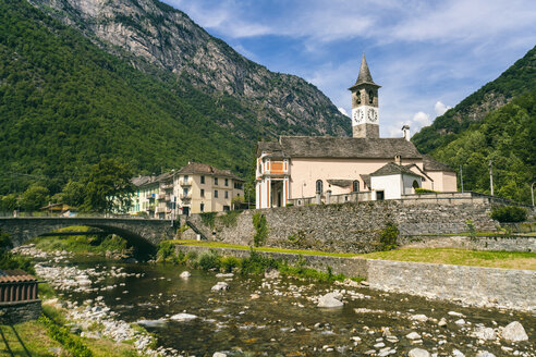 Berglandschaft mit Fluss und Kirche, Verzasca, Â Tessin, Schweiz - AURF07840
