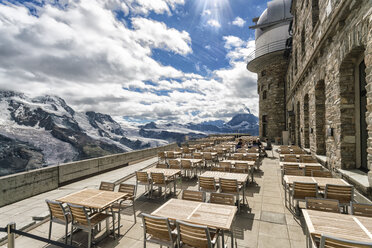 Aussichtsplattform mit Tischen und Stühlen in den Bergen, Zermatt, Wallis, Schweiz - AURF07841