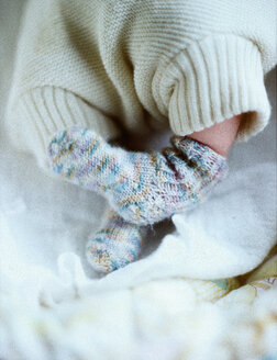 Neugeborenes trägt Wollsocken an kleinen Füßen, Vancouver, British Columbia, Kanada - AURF07856