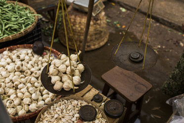 Knoblauch auf Skala, Myanmar, Shan, Myanmar - AURF07865