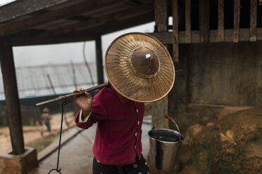 Frau trägt Eimer mit Wasser, Myanmar, Shan, Myanmar - AURF07866