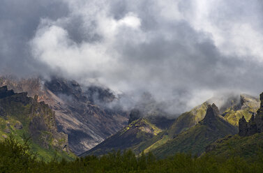 Thorsmork-Tal mit Bergen in Wolken, Thorsmork, Sudurland, Island - AURF07868