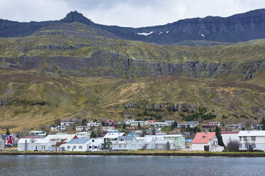 Landschaftliche Ansicht der Küstenstadt Seydisfjordur, Island - AURF07885