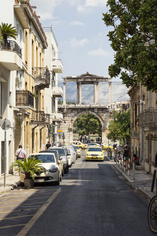 Griechenland, Athen, Hadriansbogen am Ende einer Straße, lizenzfreies Stockfoto