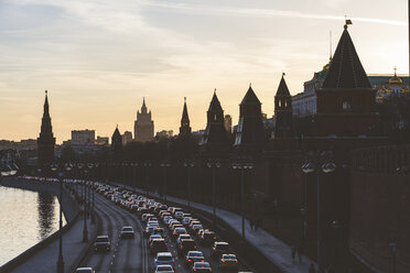 Russland, Moskau, Das Kremlufer mit starkem Verkehr - WPEF01087