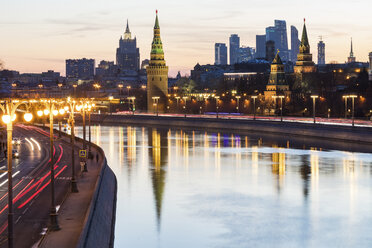 Russia, Moscow, Moskva river with the Kremlin and the financial district in background - WPEF01091