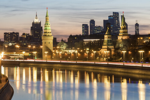 Russland, Moskau, Fluss Moskwa mit dem Kreml und dem Finanzviertel im Hintergrund - WPEF01092