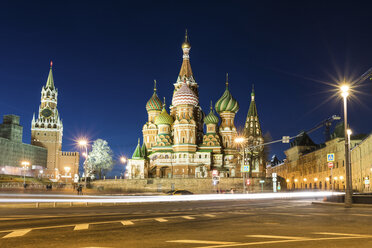 Russland, Moskau, Kreml und Basilius-Kathedrale bei Nacht - WPEF01093