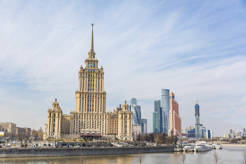 Russland, Moskau, Blick auf das Hotel Ukraina und Wolkenkratzer der modernen Stadt im Hintergrund, lizenzfreies Stockfoto