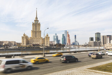 Russland, Moskau, Blick auf das Hotel Ukraina und Wolkenkratzer der modernen Stadt im Hintergrund - WPEF01099