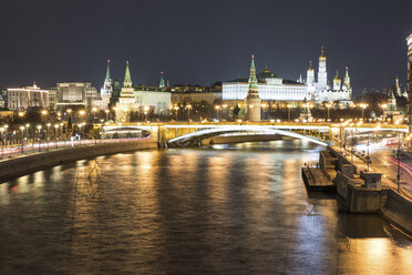 Russland, Moskau, Panoramablick auf den Moskwa-Fluss und den Kreml bei Nacht - WPEF01105