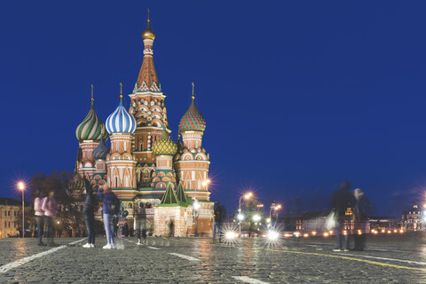 Russland, Moskau, Basilius-Kathedrale auf dem Roten Platz mit Menschen, lizenzfreies Stockfoto