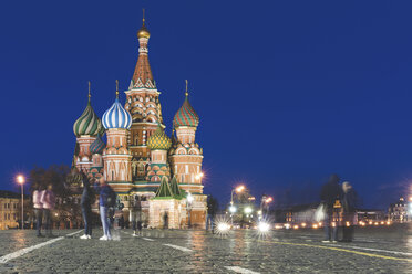 Russland, Moskau, Basilius-Kathedrale auf dem Roten Platz mit Menschen - WPEF01114