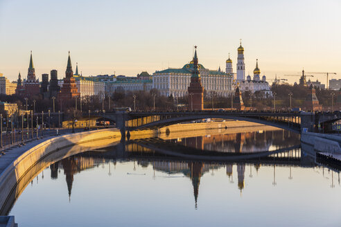Russland, Moskau, Panoramablick auf den Moskwa-Fluss und den Kreml bei Sonnenaufgang - WPEF01116