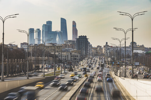 Russland, Moskau, Verkehr auf der Krimsky Val mit Finanzviertel im Hintergrund, lizenzfreies Stockfoto