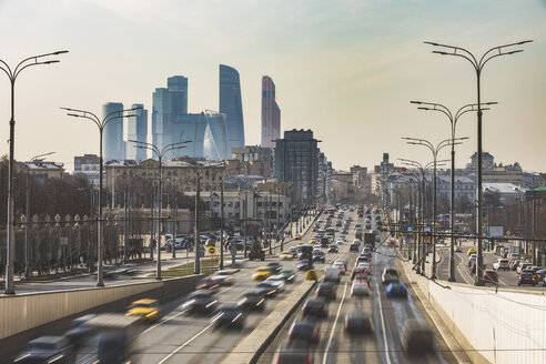 Russland, Moskau, Verkehr auf der Krimsky Val mit Finanzviertel im Hintergrund - WPEF01120