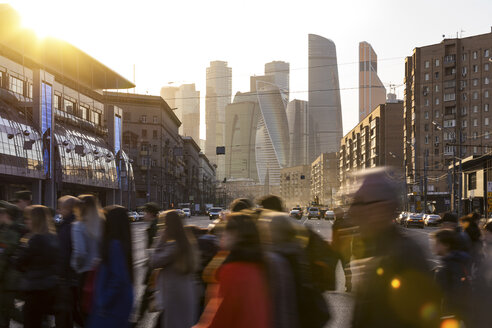 Russia, Moscow, Busy people crossing Bol'shaya Dorogomilovskaya Ulitsa - WPEF01122