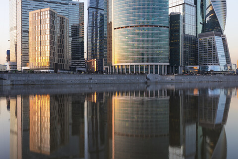 Russland, Moskau, Finanzviertel mit modernen Wolkenkratzern bei Sonnenuntergang, lizenzfreies Stockfoto