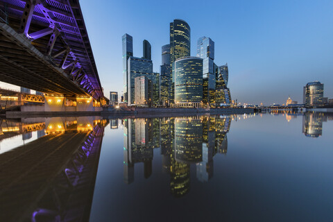 Russland, Moskau, Moderne Wolkenkratzer des Finanzviertels in der Abenddämmerung, lizenzfreies Stockfoto